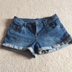 Classic mid rise shorts